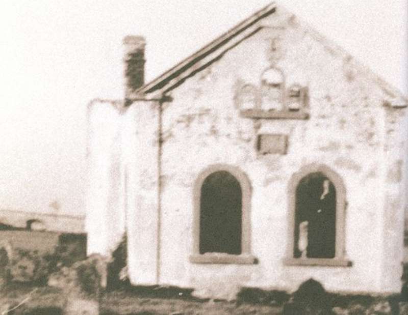 Period photograph of the purification house in Rödelsee’s Jewish cemetery
